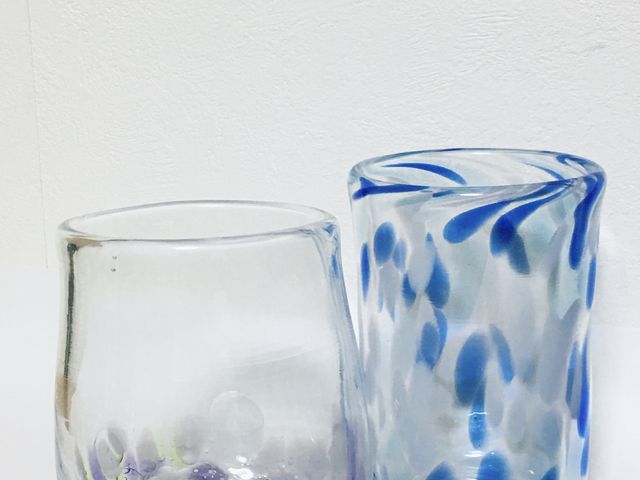 手前は白とラベンダーカラーで気泡と色をグラスの下へ集めました。奥は青と白を全体へあしらいました。_創造硝子工房 studio J-45