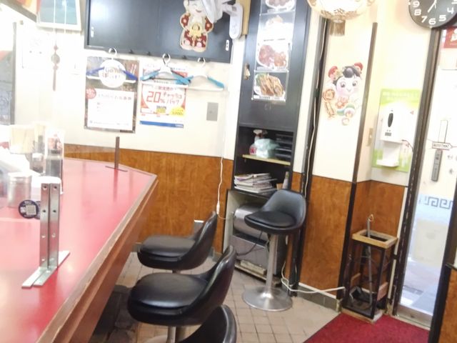 二人連れが三組も入るとお店はいっぱいになる感じです。_龍王