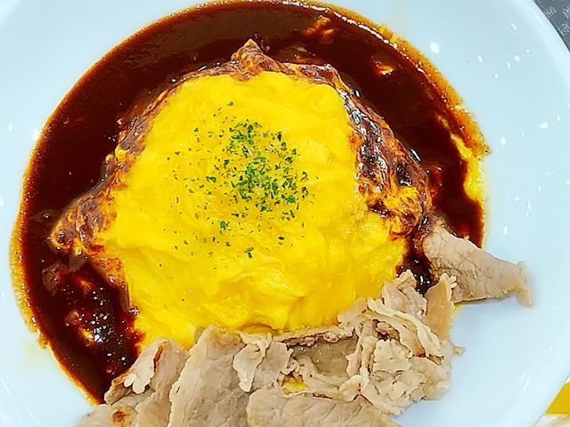 ビーフ肉のせオムライス_神田たまごけん