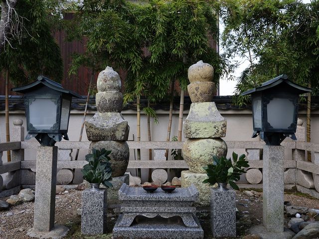 雲龍寺にあります。_別所長治公首塚