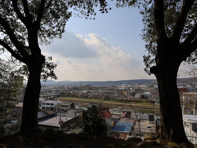 三木城本丸跡から見た三木市街。_別所長治公像