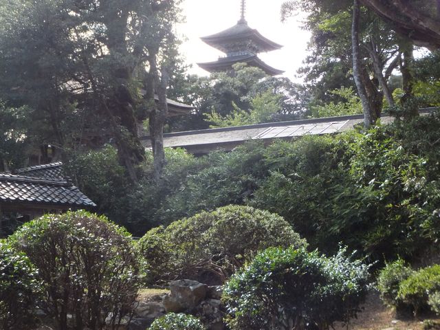五重塔と回廊の姿が美しい_妙成寺庭園