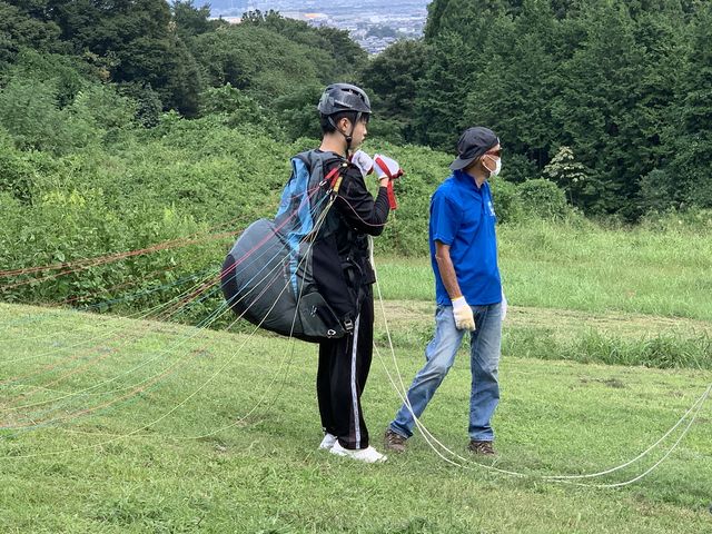 準備OKです。 向かい風待ちです。_東海SKYパラグライダースクール