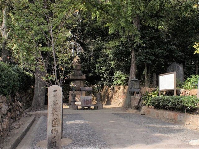 花が供えてありました。_敦盛塚