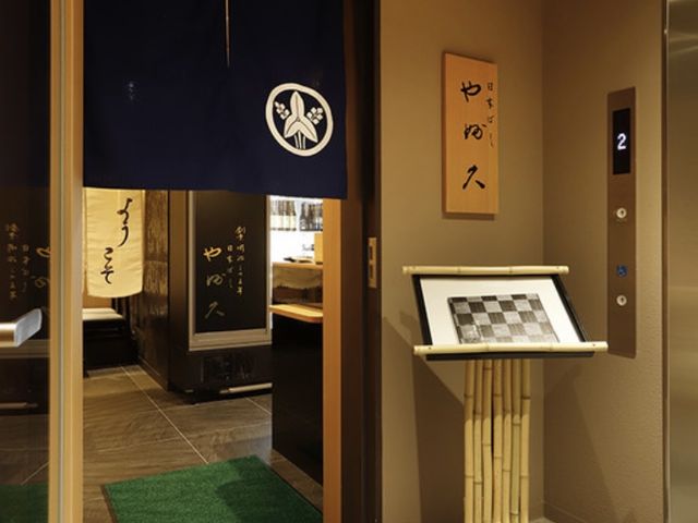 店の入り口。お洒落な雰囲気だけど、働いてる人は駄目_日本ばし やぶ久 銀座店