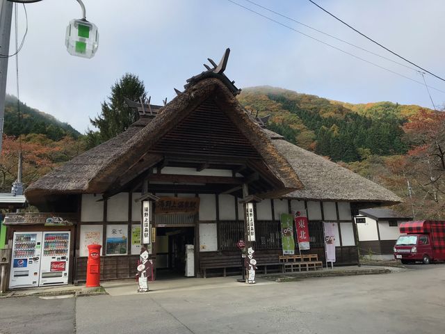 錦秋の山々に囲まれた茅葺き屋根の駅舎_湯野上温泉駅舎