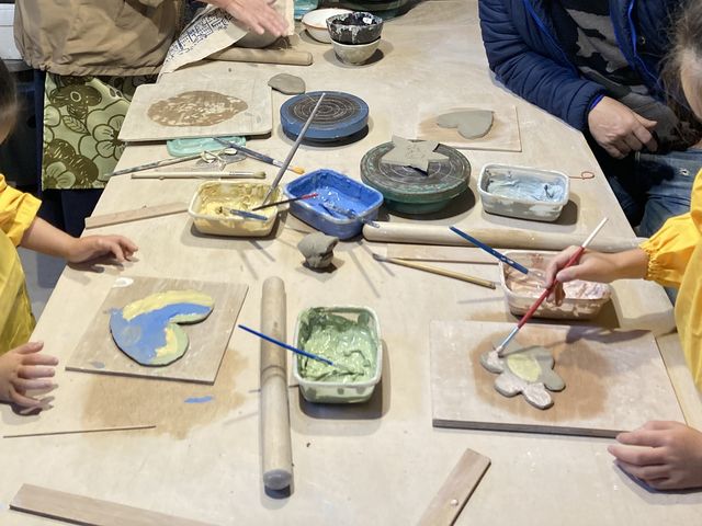 ハートや星型、どんな色合いで焼きあがるか楽しみです!_陶芸工房「水の音 土の音」