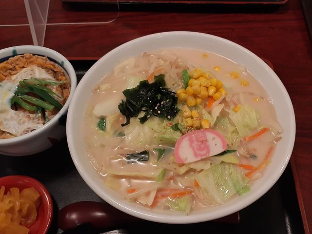 野菜いっぱいうどん:「得」かまぼこがかわいい。_得得 名張店