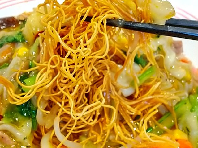 皿うどんのパリパリ麺リフト_リンガーハット長崎宿町店