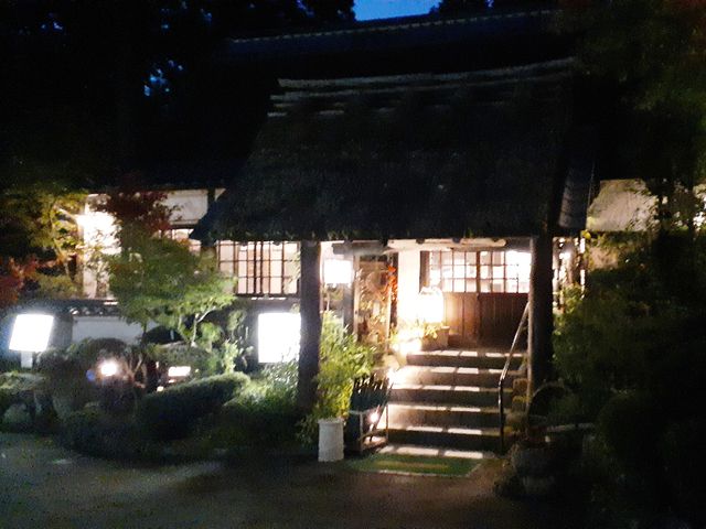 夜間の管理棟:入り口の左手にレストランがあります。_赤目温泉 山の湯 湯元赤目山水園