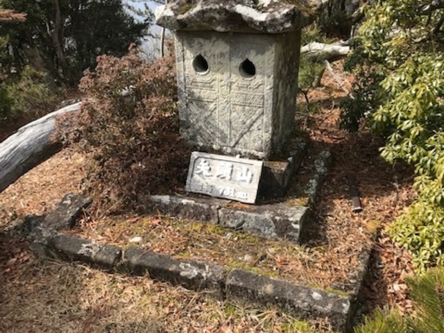 頂上です。景観は、木々に遮られていてやや悪いです。_矢頭山