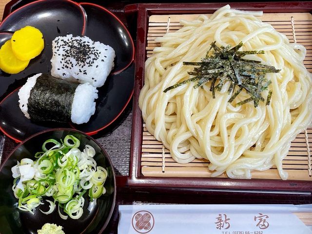 ざるうどんにおにぎり2個_新富