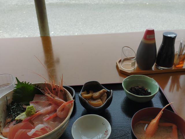 日本海を眺めながら海鮮丼_親不知お食事処 漁火