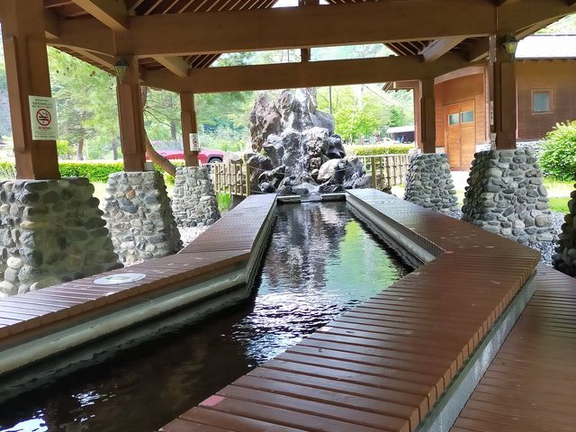 湯量も豊富_湯の郷公園 足湯