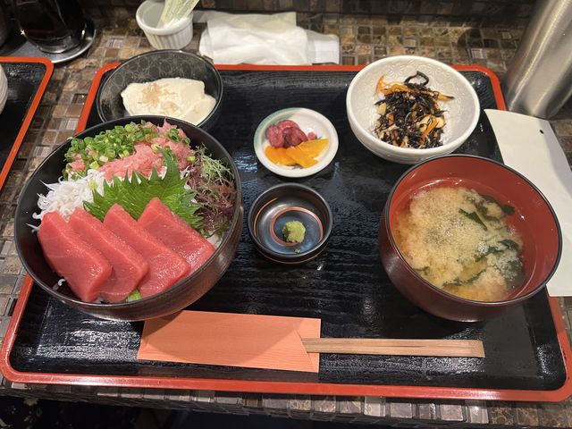 たくさんあるメニューの中の本日限定の本マグロ…に目かひかれ
家族3人同じものを笑。_和食ダイニング ヴァカンス