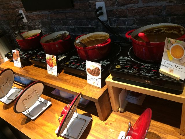 カレーは横にありました。美味しそうでした。_ダイニング四季彩