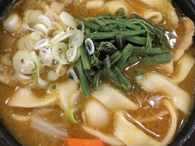 これが激アツ激ウマの豚肉ほうとうです。お代は1500円です、_小作 甲府北口駅前店