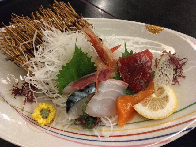 お刺身はおいしいものでした。でもお刺身と同様にご飯が少し少なくて、食べ応えには欠けました。_お食事処 多七