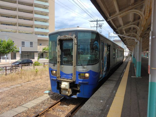「えちごトキめき鉄道」のこの電車にまずは乗って、富山を目指します。_お食事処 多七