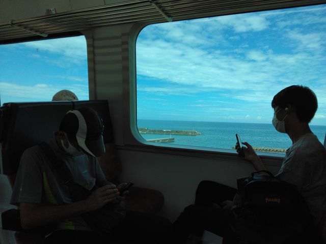 直江津に向かう途中の青海川駅で電車の中から見た日本海です。鉄道ファンには有名な青海川駅です。_お食事処 多七