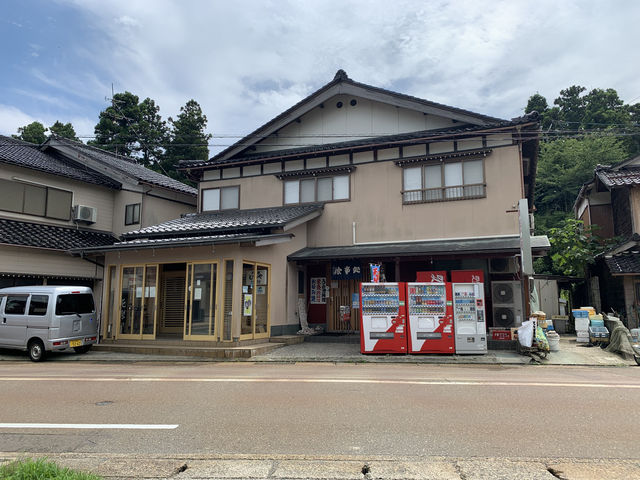 左側が民宿,右側が食堂。旧のと鉄道能登線の終着駅,蛸島駅の廃屋の目の前。_民宿 むろや