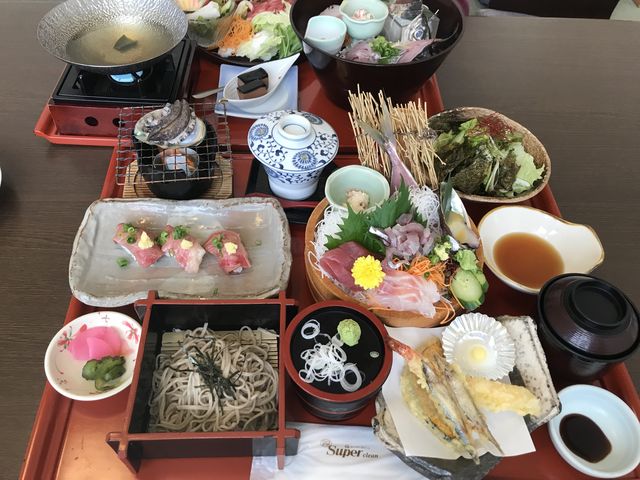 とても立派な御膳_沼津・湯河原温泉 万葉の湯