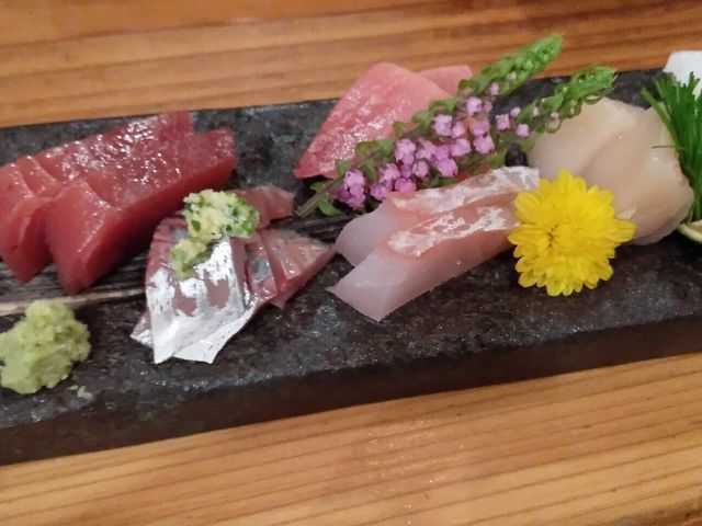 刺身盛り合わせ(2人前)・2,500円_朝までダイニング SHIRUSHI
