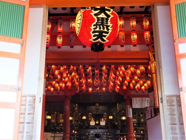 天井の提灯飾りが鮮やか。_那智山 大黒天堂
