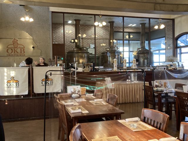 天井の高い開放的な店内_オホーツクビアファクトリー