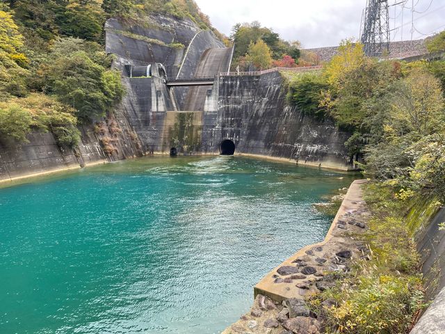 建物の横から観た!_電力ミュージアムOKKY(奥清津発電所)