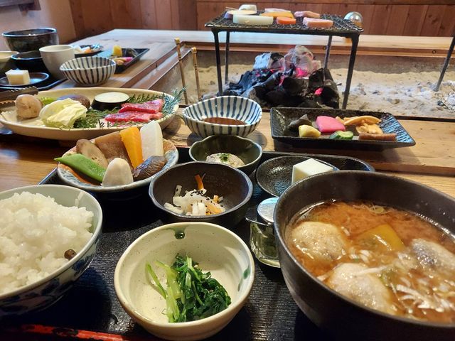 だご汁セットと焼肉をいただきました
煮しめも最高!_自然薯料理 やまたけ