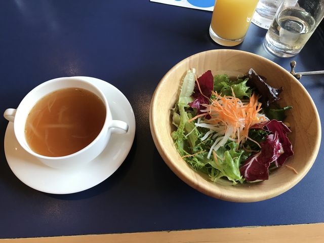 前菜のオニオンスープとサラダ_ヴィヴァン・ヴェール