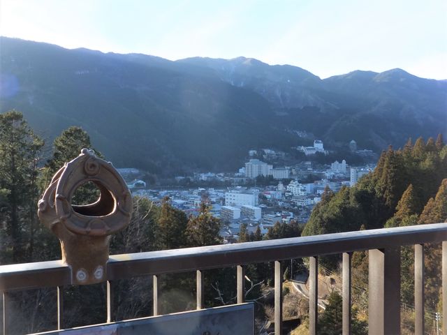 欄干に縄文土器のレプリカが飾られている:下呂温泉街が見渡せる。_縄文橋