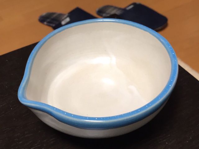 片口の小鉢を使りまさした。後はコーヒーカップも。彼は平たい皿を作りました。2作品は出来ます!_陶芸工房 土の夢