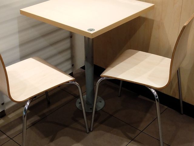 2Fコーナーテーブル席_マクドナルド 静岡駅アスティ店