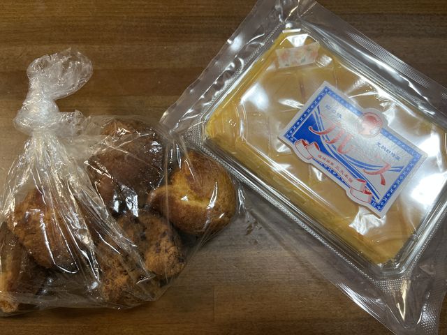 お土産用のサーターアンダーギーとブルース_琉球銘菓 三矢本舗 恩納店
