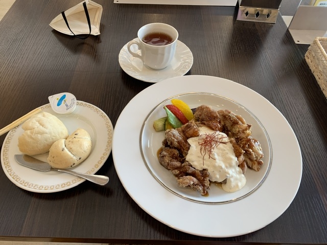 メインの鶏の南蛮は唐揚げにタルタルという感じ。パン、美味しい。_ガーデンホテル紫雲閣東松山