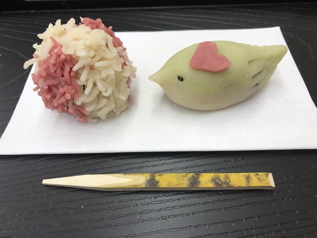 きんとんとウグイスの練り切りです
餡子は有名店のを使用しているとのことでした。_日本文化体験 庵an京都