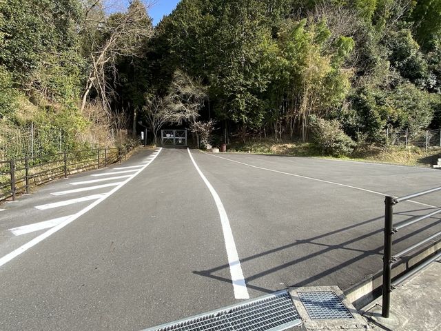 市役所すぐ近くの栄町出入口。駐車スペースあり。獣害対策用のゲートは、自由に開けて出入りできます。_美しい里山公園