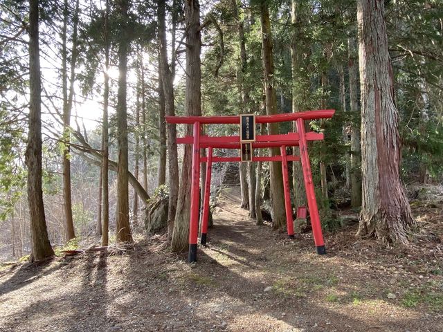 広場のすぐそばには、赤い鳥居が印象的な藤乃森稲荷があります。_美しい里山公園