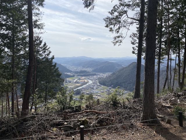 塩野尾山山頂からは、南西に湯郷をはじめとした街並みを望むことができます。_美しい里山公園