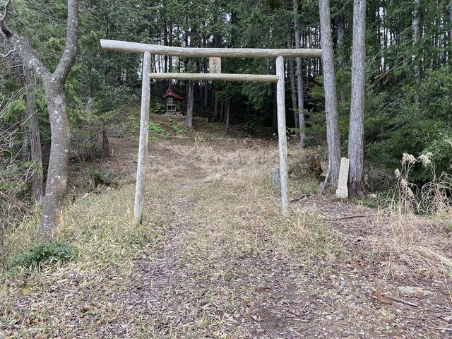 山頂から少し下ったところに塩野尾宮があります。境内には年中枯れない霊泉があり、神秘的なスポットです。_美しい里山公園