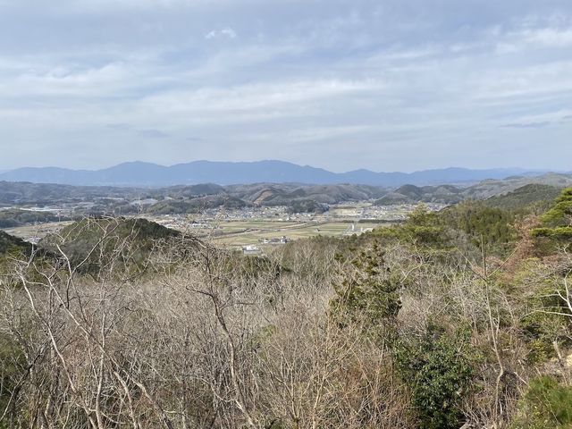 塩野尾山から楢原下方面へ下る途中には、那岐山をはじめとした中国山地の雄大な山々を望むことができます。_美しい里山公園