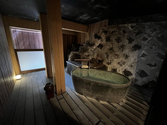 貸切風呂。窓からの景色は期待できない。_草津温泉 源泉一乃湯