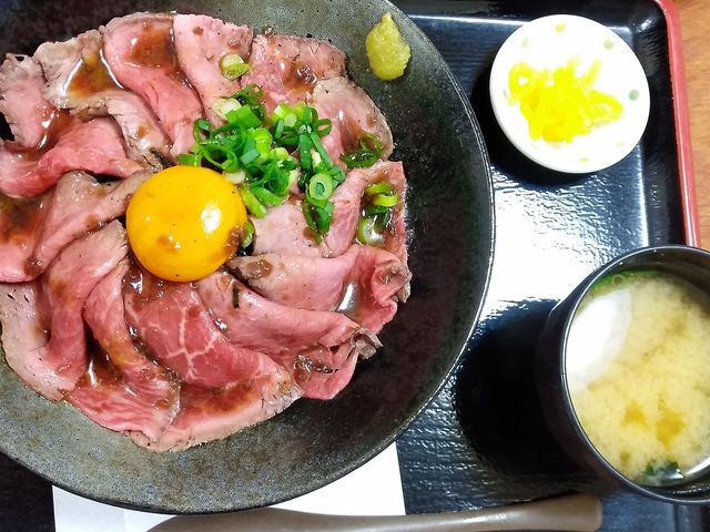 近江牛ローストビーフ丼・1,600円_いろは精肉店