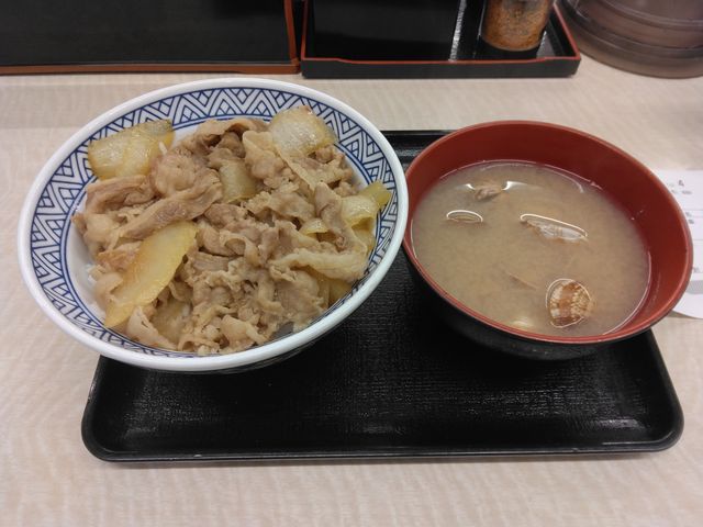 おいしいおいしい牛丼とあさり汁です。_吉野家西葛西駅一番街店
