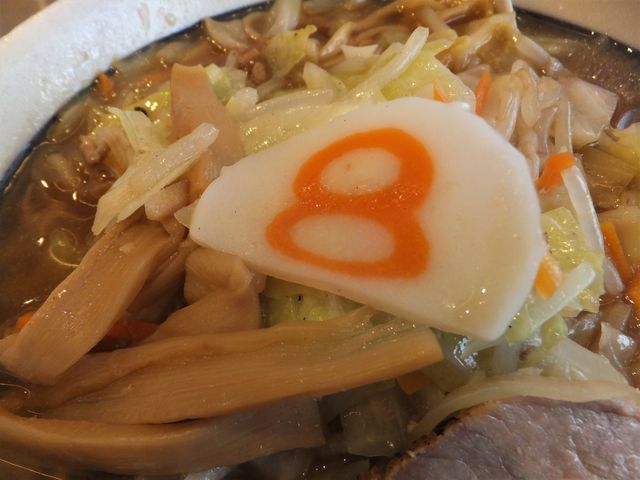 白地に赤い「8」文字のかまぼこ「ハチカマ」が特徴_8番ラーメン本店