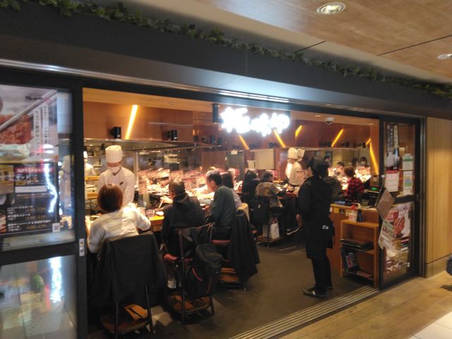 お客さんでいっぱいです。_極味や 東京駅店
