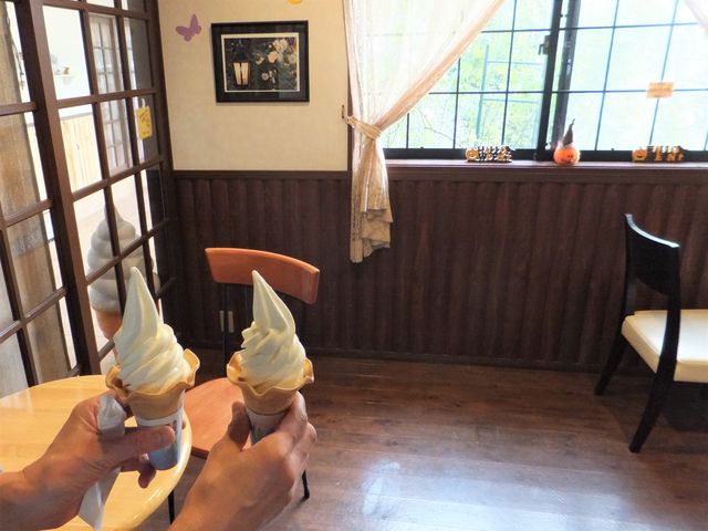 できたてのソフトクリームをイートインコーナーで頂きました。_MooMooまきば
