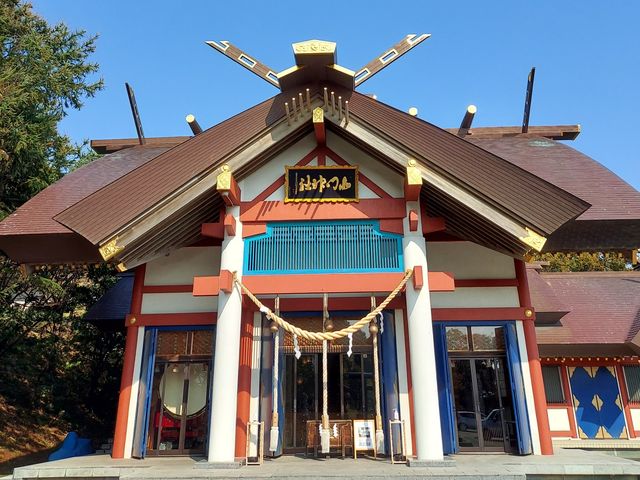 高台にあります。自動車で上がれます。御朱印頂きました。おみくじで賑わう家族もおられました_北門神社